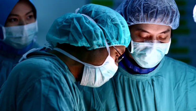 Gros plans sur les visages de deux personnes en tenu d'opération