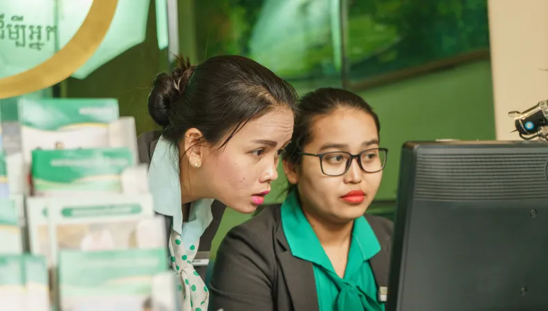 Deux femmes regardant un écran d'ordinateur