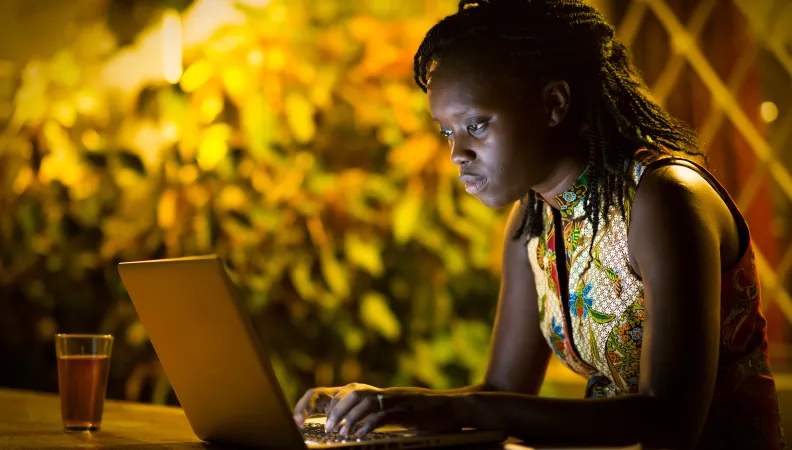 scène de vie, femme travaillant sur un ordinateur