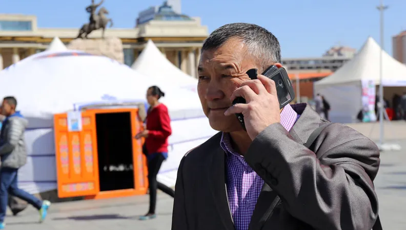 homme au téléphone en Mongolie