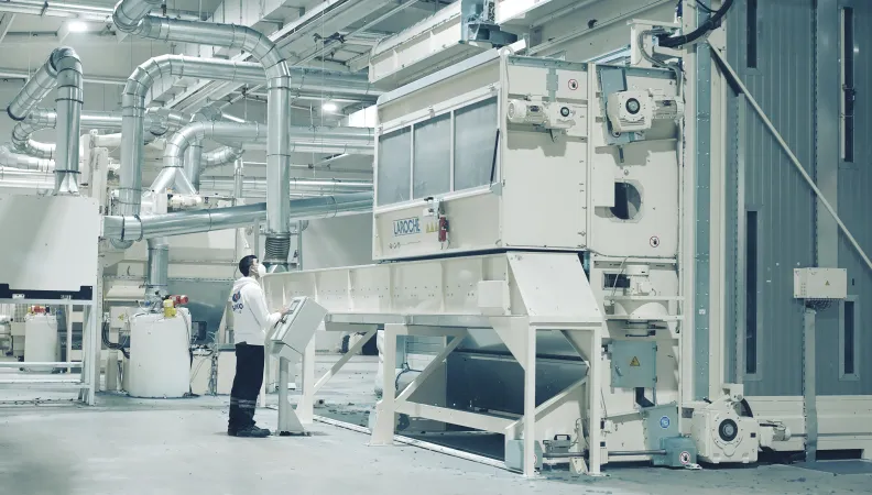 Face au besoin impérieux d’atténuer les effets du changement climatique et la pression croissante sur les ressources naturelles, l’industrie textile doit se réinventer. Une urgence absolue à l’heure de la mode jetable, dans un secteur responsable d’environ 10 % des émissions mondiales de CO₂, où seulement 1 % des 100 millions de tonnes de déchets textiles sont recyclés à l’échelle de la planète.