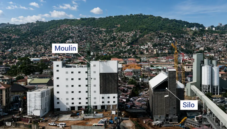 Le moulin de Sonoco et le silo d'Eurograin à Freetown, Sierra Leone 